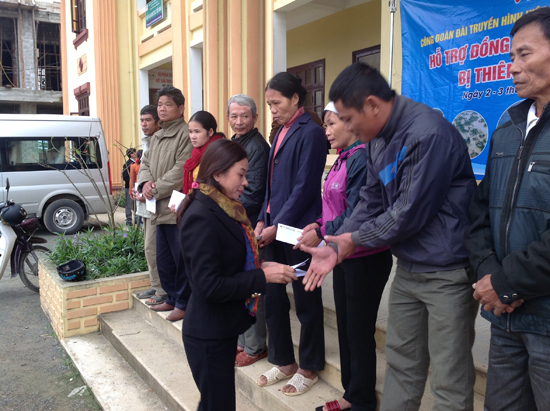 Công đoàn Đài THVN trao quà ủng hộ đồng bào miền Trung bị lũ lụt - Ảnh 5.