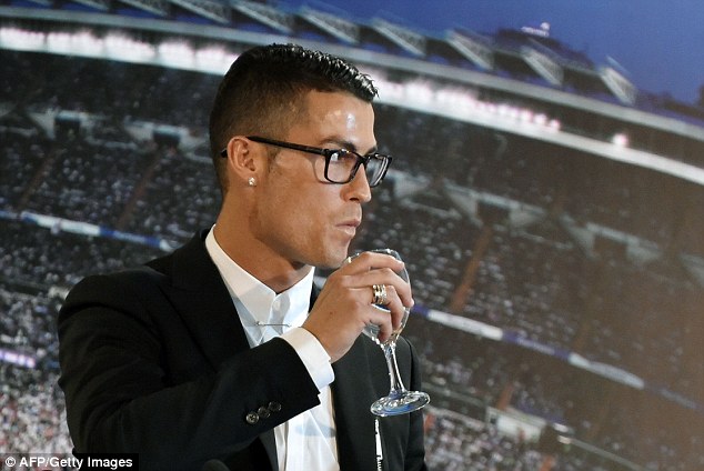 Ronaldo điệu đà trong lễ gia hạn hợp đồng với Real Madrid - Ảnh 5.