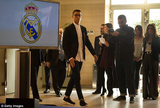 Ronaldo điệu đà trong lễ gia hạn hợp đồng với Real Madrid - Ảnh 4.