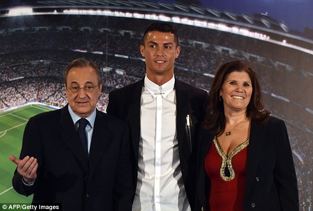 Ronaldo điệu đà trong lễ gia hạn hợp đồng với Real Madrid - Ảnh 2.