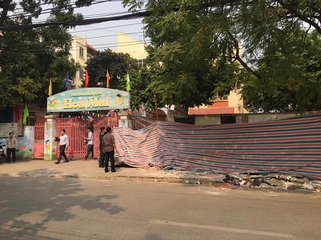 Hiện trường vụ sập tường trường mầm non ở Hà Nội khiến 2 người thương vong - Ảnh 1.