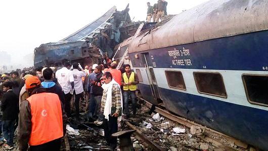 Tai nạn tàu hỏa ở Ấn Độ: Nỗ lực giải cứu các nạn nhân còn mắc kẹt - Ảnh 4.