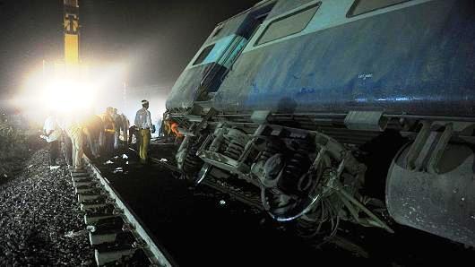 Tai nạn tàu hỏa ở Ấn Độ: Nỗ lực giải cứu các nạn nhân còn mắc kẹt - Ảnh 1.