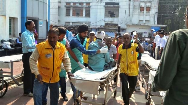 Tai nạn tàu hỏa ở Ấn Độ: Nỗ lực giải cứu các nạn nhân còn mắc kẹt - Ảnh 3.