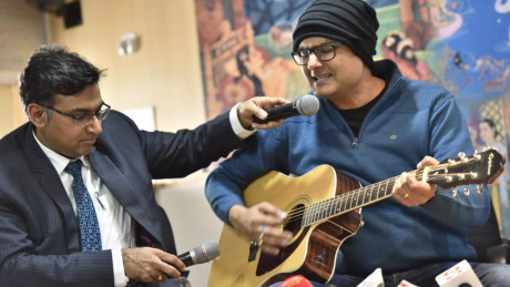 Ấn Độ: Bệnh nhân chơi guitar trong quá trình phẫu thuật não - Ảnh 1.