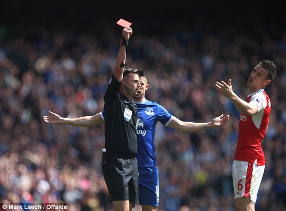 VIDEO Tấm thẻ đỏ từ rất sớm của Koscielny trong trận Arsenal - Everton - Ảnh 2.