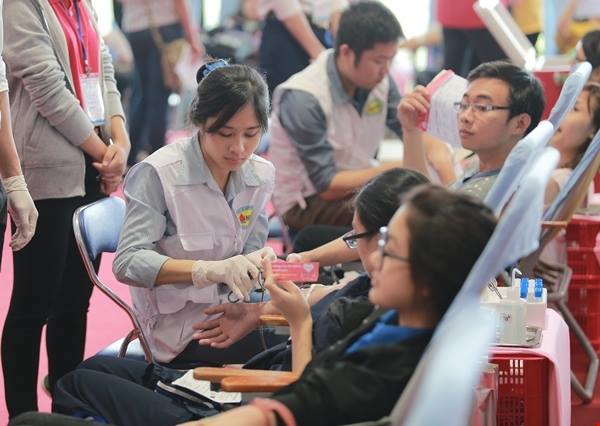 Hàng nghìn bạn trẻ hiến máu tại Lễ Hội Xuân Hồng năm 2017 - Ảnh 3.