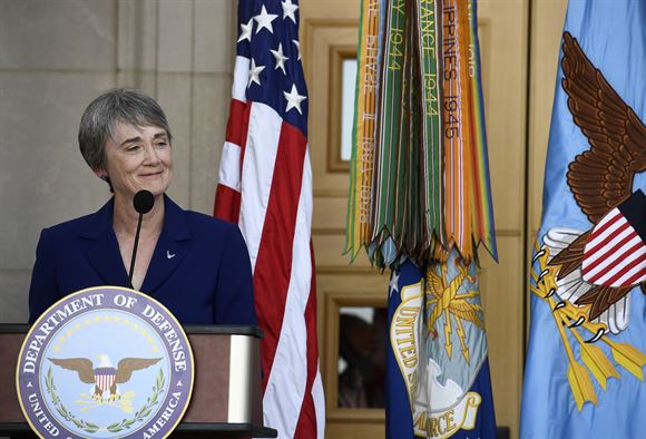 Bà Heather Wilson tuyên thệ nhậm chức Bộ trưởng Không quân Mỹ - Ảnh 1.