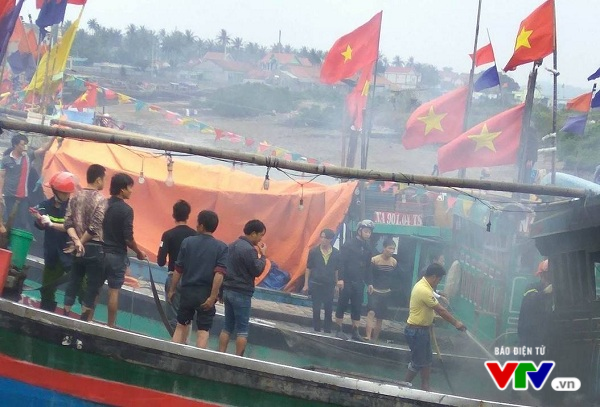 Nghệ An: Tàu đánh cá bốc cháy ngùn ngụt trên cảng neo đậu - Ảnh 2.