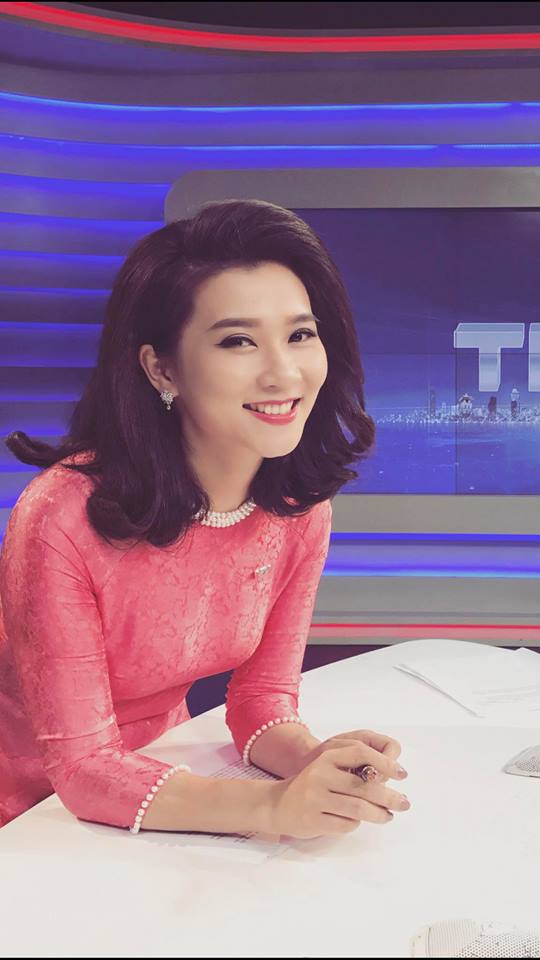 BTV Khánh Trang với những chiếc áo dài gây thương nhớ trong Bản tin 19h - Ảnh 16.