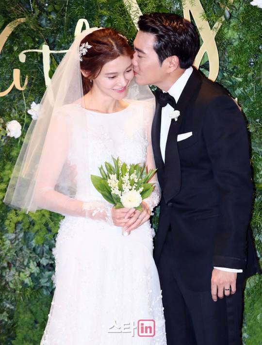 Tài tử Joo Sang Wook hôn vợ say đắm trong lễ cưới - Ảnh 6.