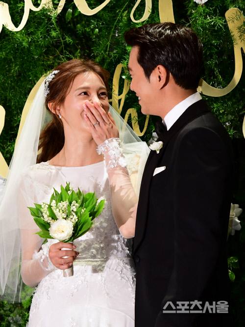 Tài tử Joo Sang Wook hôn vợ say đắm trong lễ cưới - Ảnh 7.