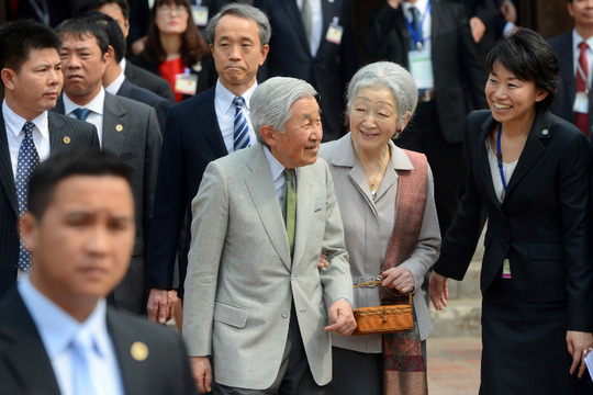 Nhật Hoàng nắm tay, trò chuyện với cựu du học sinh Việt Nam - Ảnh 3.