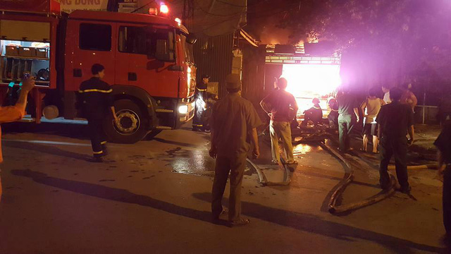 Gara ô tô tại Hà Đông (Hà Nội) bốc cháy dữ dội - Ảnh 2.