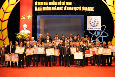 Trao tặng giải thưởng Hồ Chí Minh, giải thưởng Nhà nước về KH&CN - Ảnh 1.