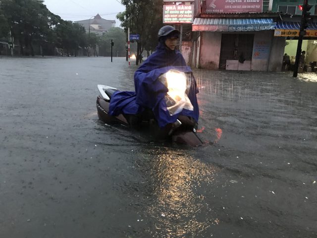 Nhiều tuyến đường tại TP. Vinh (Nghệ An) ngập sâu do mưa lớn - Ảnh 2.