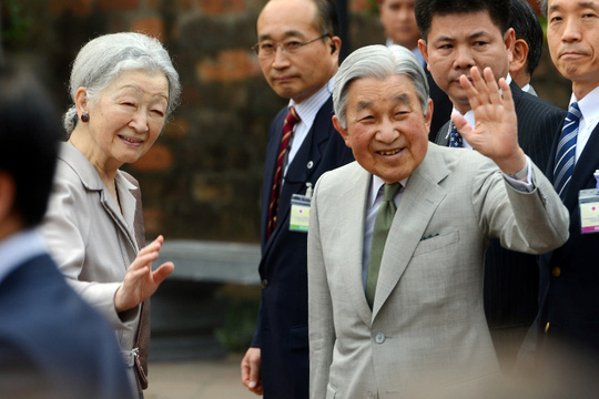 Nhật Hoàng nắm tay, trò chuyện với cựu du học sinh Việt Nam - Ảnh 4.