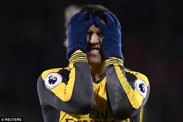Arsenal ngược dòng ngoạn mục, Alexis Sanchez vẫn nổi cơn thịnh nộ - Ảnh 1.