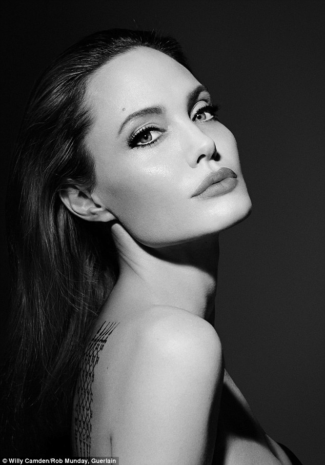 Sau biến cố, Angelina Jolie tái xuất đầy ngọt ngào và quyến rũ - Ảnh 2.