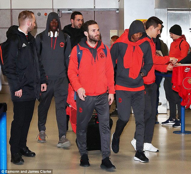 Hòa Rostov, các cầu thủ Man Utd ủ rũ trở lại Manchester - Ảnh 3.