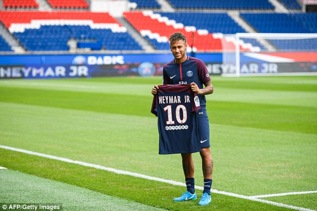 CHÙM ẢNH: Neymar ra mắt Paris Saint-Germain - Ảnh 1.