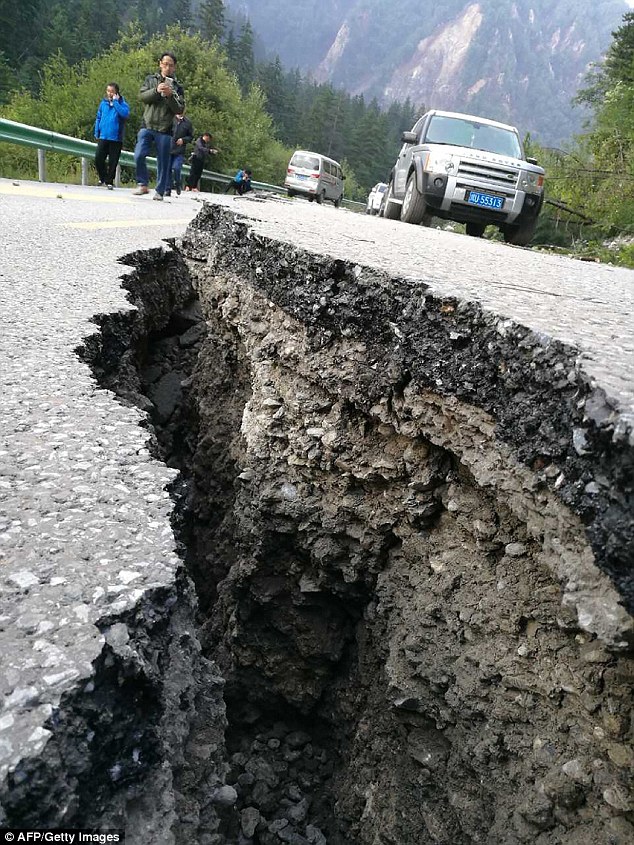 Những hình ảnh kinh hoàng sau động đất tại Trung Quốc - Ảnh 1.