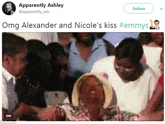Nụ hôn dậy sóng Emmy 2017 của Nicole Kidman và bạn diễn gây bão MXH - Ảnh 6.