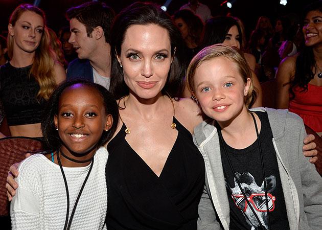 Angelina Jolie lại đương đầu với mẹ đẻ của con nuôi - Ảnh 2.