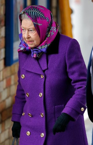 Nữ hoàng Anh xuất hiện nổi bật tại ga tàu với trang phục thời thượng - Ảnh 5.