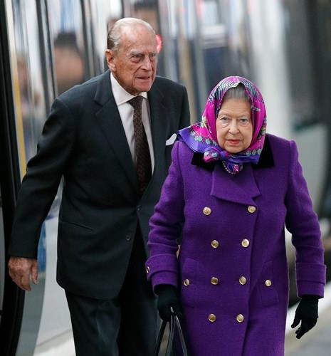 Nữ hoàng Anh xuất hiện nổi bật tại ga tàu với trang phục thời thượng - Ảnh 7.