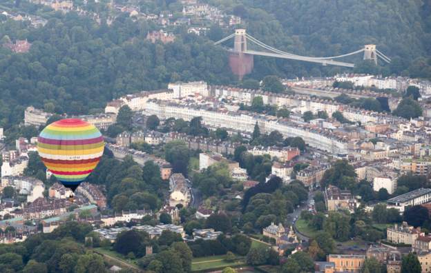 Chiêm ngưỡng lễ hội khinh khí cầu lớn nhất châu Âu - Ảnh 2.