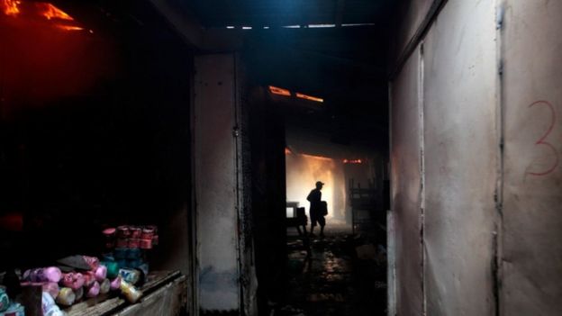 Cháy khu chợ lớn nhất ở Nicaragua, thiêu rụi 60 cửa hàng - Ảnh 2.