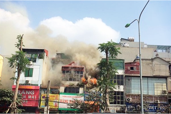 Hà Nội: Cháy cửa hàng văn phòng phẩm trên đường Giải Phóng - Ảnh 1.