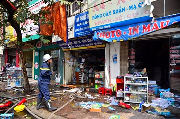 Hà Nội: Cháy cửa hàng văn phòng phẩm trên đường Giải Phóng - Ảnh 2.