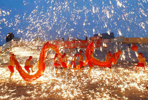 Độc đáo màn bắn pháo hoa bằng kim loại nóng chảy ở Trung Quốc - Ảnh 3.