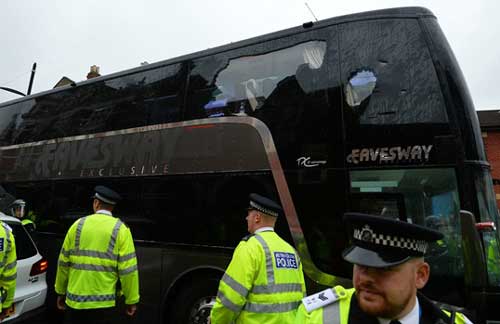 Xe bus của Manchester United được cảnh sát hộ tống tới SVĐ London - Ảnh 1.