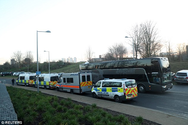 Xe bus của Manchester United được cảnh sát hộ tống tới SVĐ London - Ảnh 2.