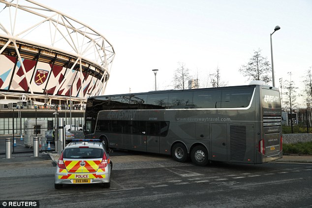 Xe bus của Manchester United được cảnh sát hộ tống tới SVĐ London - Ảnh 3.