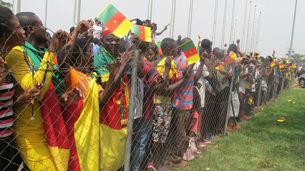 Các cầu thủ Cameroon được đón chào như người hùng khi trở về - Ảnh 3.