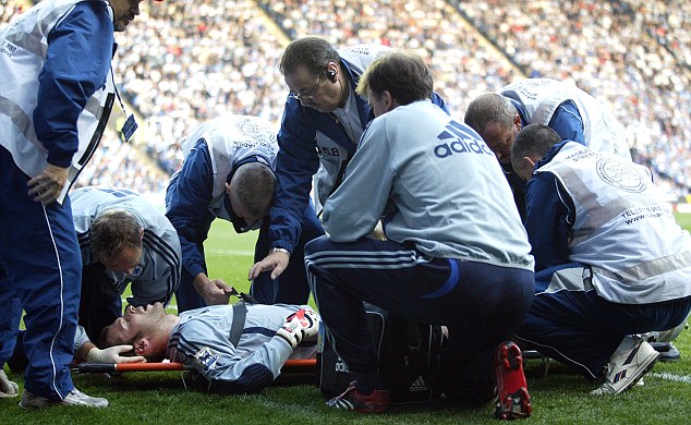 Đồng nghiệp chấn thương đầu, Petr Cech rộng tay giúp đỡ - Ảnh 2.