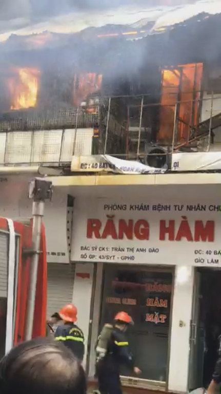 Cháy lớn ở phố cổ Bát Đàn, Hà Nội - Ảnh 1.