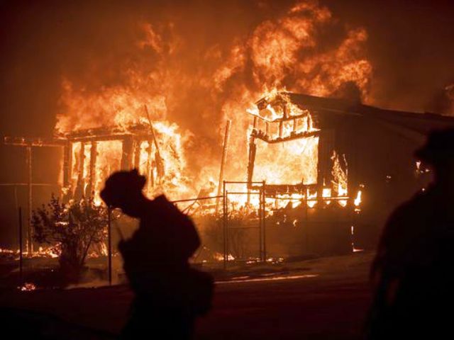 Mỹ sơ tán hàng nghìn người do cháy rừng - Ảnh 4.