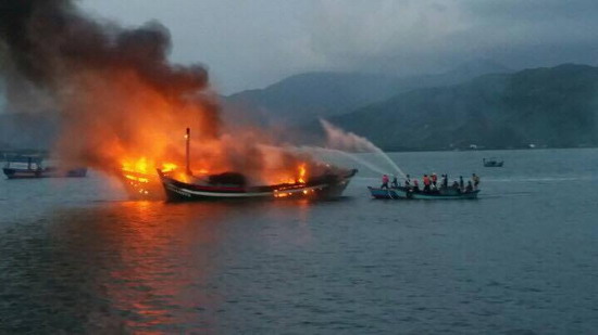 Cháy 3 tàu cá ở Bình Định, thiệt hại 30 tỷ đồng - Ảnh 1.