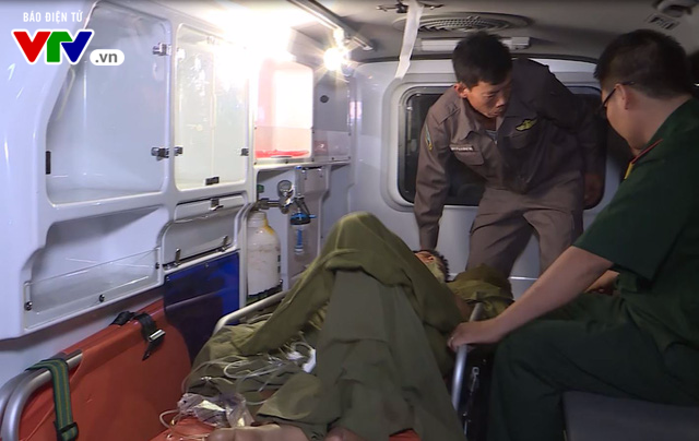 Trực thăng cứu hộ đưa ngư dân bị thương trên biển về đất liền - Ảnh 1.