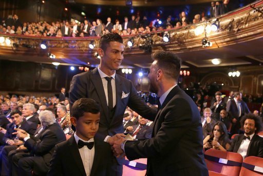 Ronaldo, Messi tay bắt mặt mừng tại Lễ trao giải FIFA The Best 2017 - Ảnh 5.