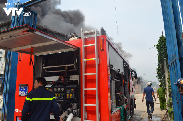 6 kho hàng bị thiệt hại nặng nề trong vụ cháy trên đường Phạm Hùng - Ảnh 4.