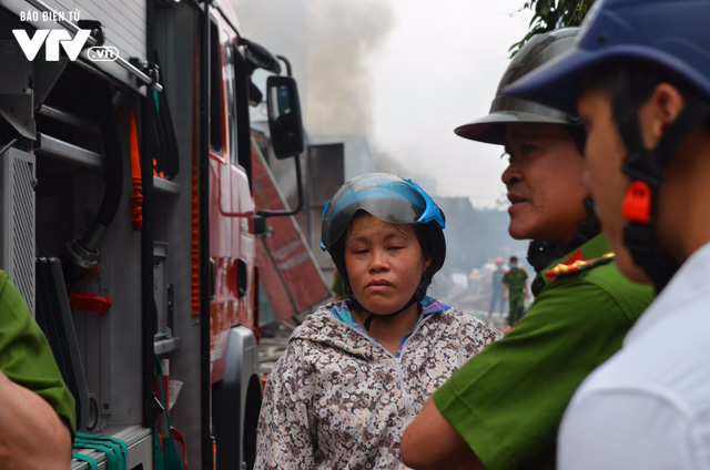 6 kho hàng bị thiệt hại nặng nề trong vụ cháy trên đường Phạm Hùng - Ảnh 1.