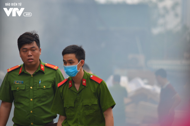 6 kho hàng bị thiệt hại nặng nề trong vụ cháy trên đường Phạm Hùng - Ảnh 13.