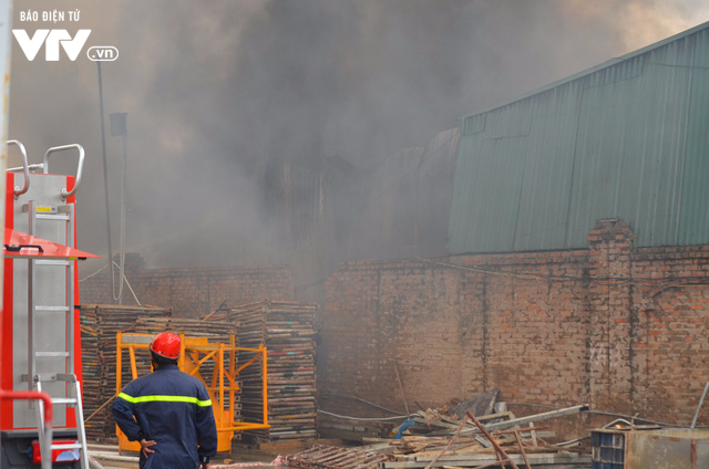 6 kho hàng bị thiệt hại nặng nề trong vụ cháy trên đường Phạm Hùng - Ảnh 10.