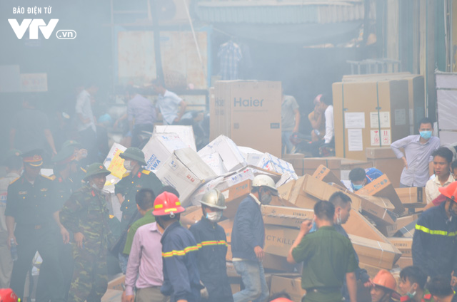 6 kho hàng bị thiệt hại nặng nề trong vụ cháy trên đường Phạm Hùng - Ảnh 6.